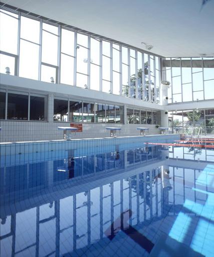 La piscine couverte : vue intérieure de l'angle sud.