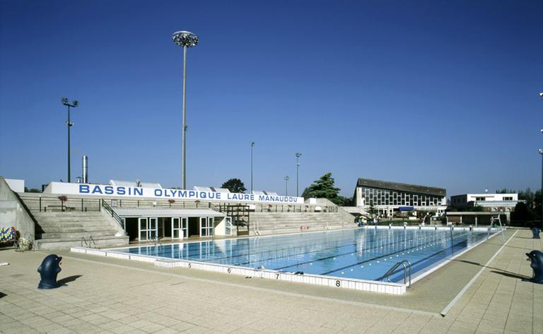 La piscine découverte : le bassin olympique Laure Manaudou. Vue d'ensemble, depuis l'est. Au fond, la piscine couverte.