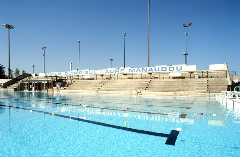 La piscine découverte : le bassin olympique Laure Manaudou. Vue du bassin et des tribunes.