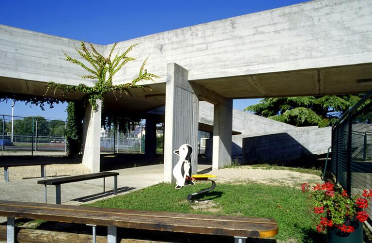 La rampe d'accès au bassin découvert, en béton brut de décoffrage.