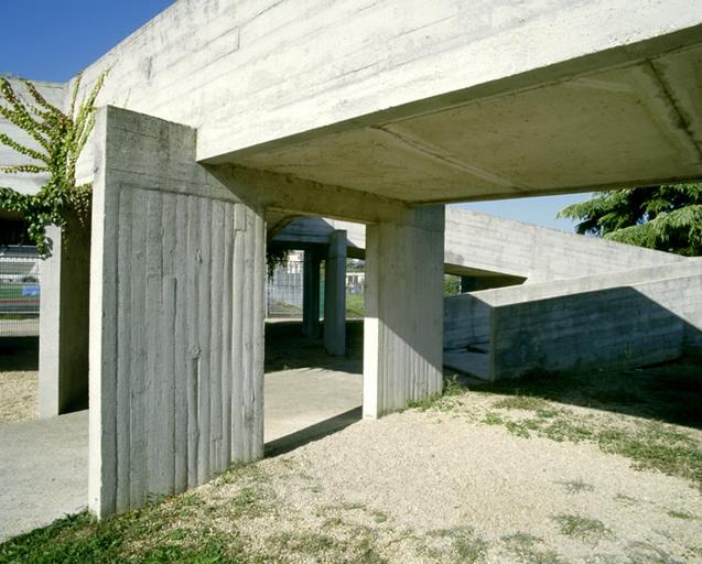 La rampe d'accès au bassin découvert, en béton brut de décoffrage : détail de la mise en oeuvre.