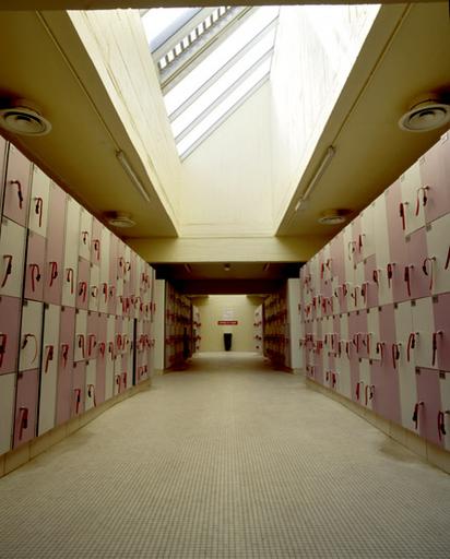 La piscine couverte : les vestiaires.