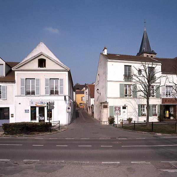 vue de la façade principale très remaniée. on devine le 'fruit' des murs latéraux