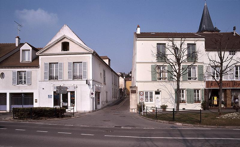 vue de la façade sur la Seine très remaniée et de la façade latérale sur la rue
