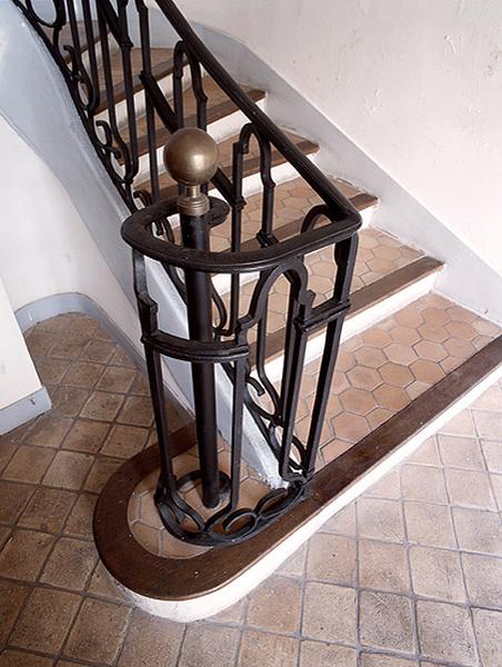 le départ de l'escalier dont les marches ont été remaniées