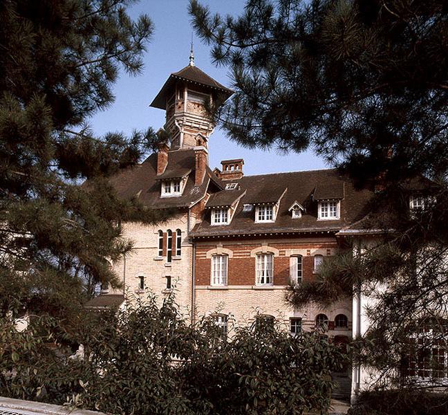 la façade antérieure du manoir prise depuis la terrasse du parking de la résidence