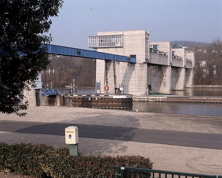 vue arrière des cabines de manoeuvre des vannes
