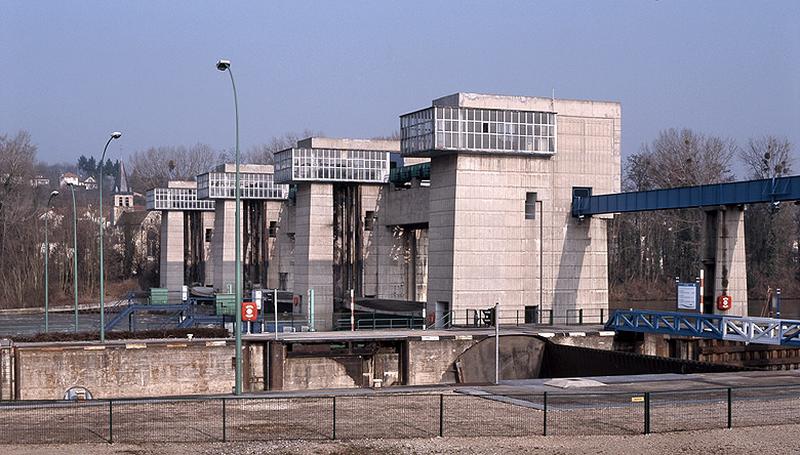 vue des cabines de manoeuvre des vannes et des écluses