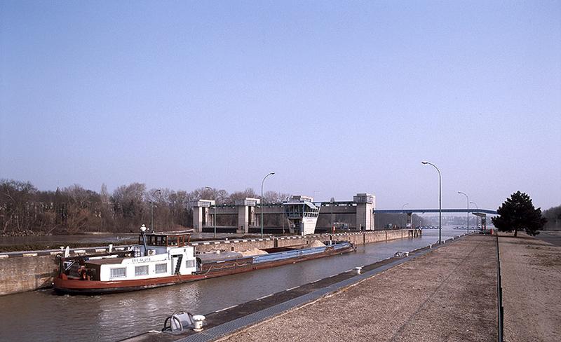 une péniche en train de francher l'écluse vers l'amont