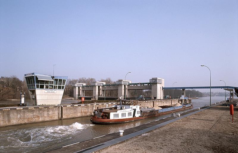 la cabine de contrôle, la péniche et l'écluse