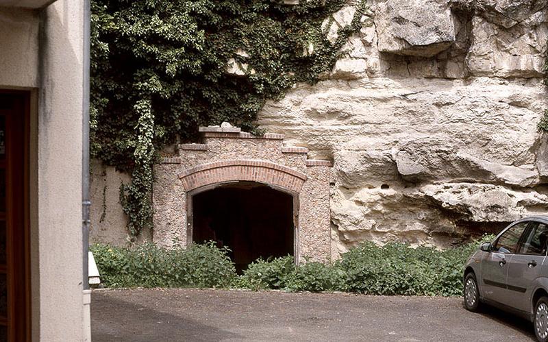 entrée d'une ancienne carrière à Andrésy, rue de la Gare