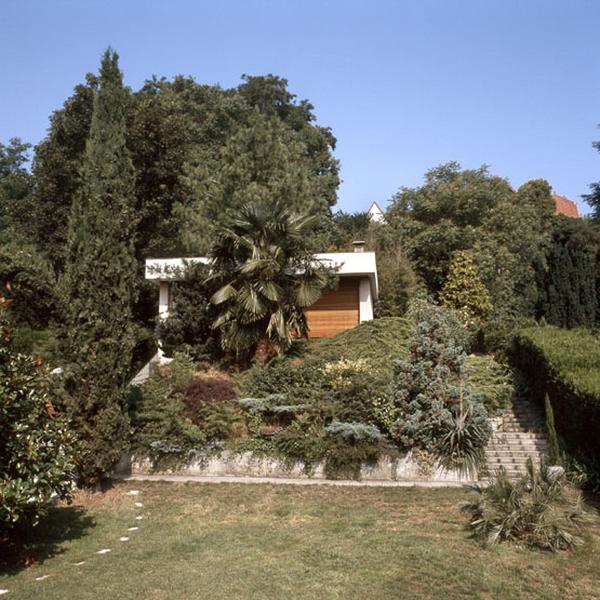 façade antérieure : vue d'ensemble depuis le jardin