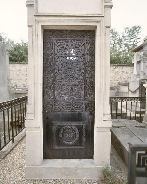 détail de la porte en fonte