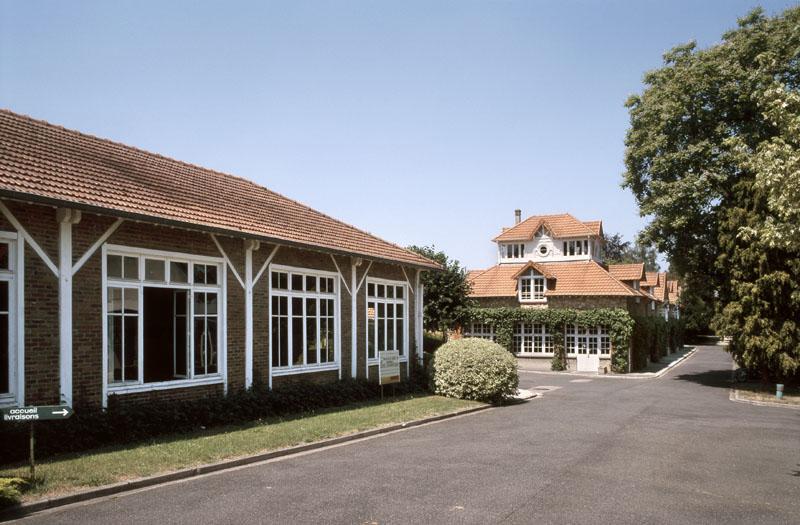 vue d'ensemble depuis l'entrée ; à gauche d'anciennes salles de cours transformées en réfectoire, au fond l'ancienne ferme