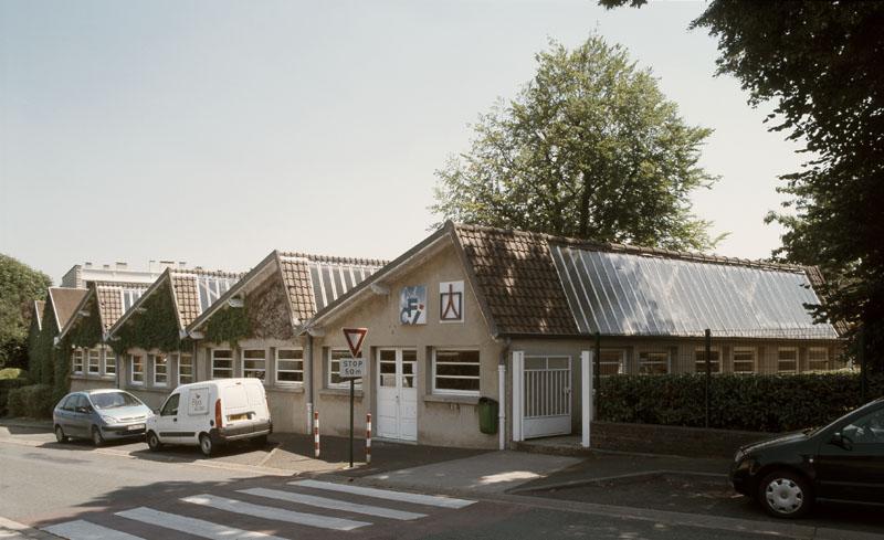 les ateliers aux toits en sheds se trouvent de l'autre côté de la rue