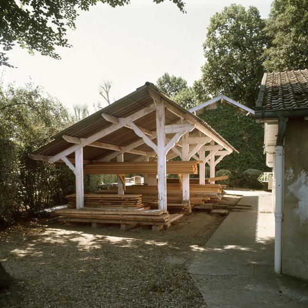 abri à bois à côté des ateliers