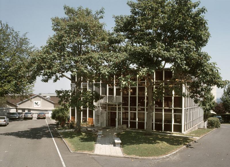 petit immeuble de salles de cours datant des années soixante