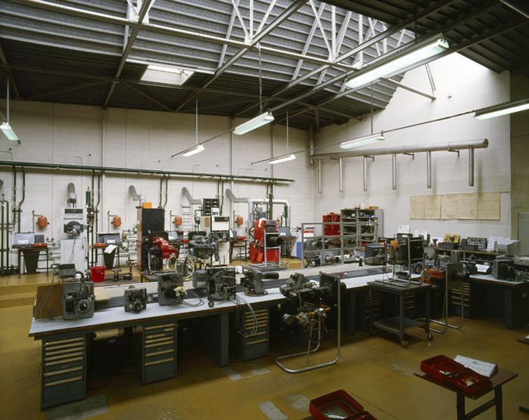 atelier électro-thermique construit vers 1972 : vue inétrieure. On voit les chaudières servant à la formation des élèves