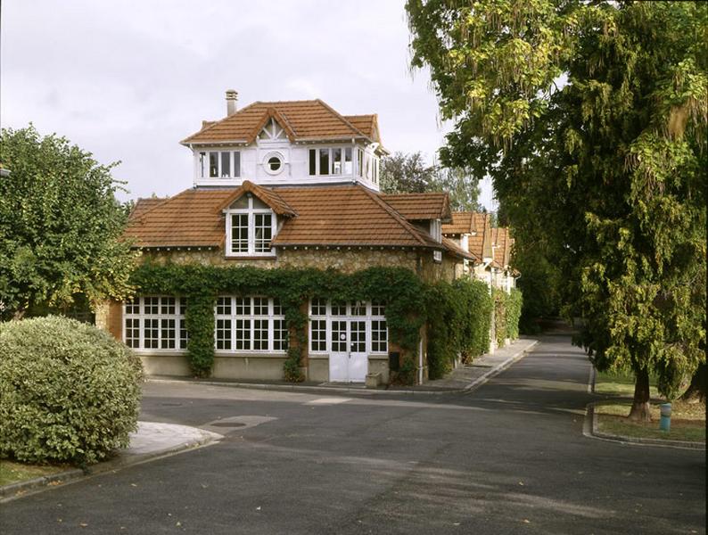 Ancien bâtiment de la ferme-école transformé en internat