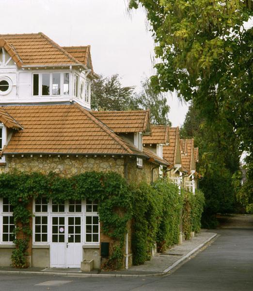 Ancien bâtiment de la ferme-école transformé en internat : le belvédère et l'ancien internat dans son prolongement