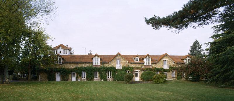 Ancien bâtiment de la ferme-école transformé en internat : vue d'ensemble