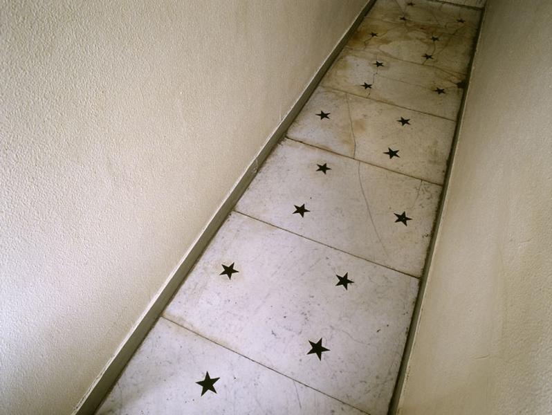 Ancien bâtiment de la ferme-école transformé en internat : le pavement en marbre d'un couloir