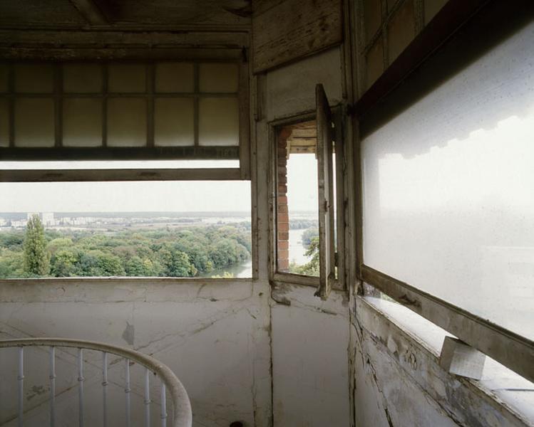 l'intérieur du belvédère et la vue sur la Seine en amont