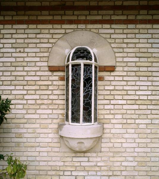 petite fenêtre en saillie ornée de vitraux : vue extérieure