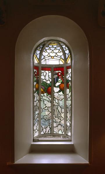 petite fenêtre en saillie ornée de vitraux : vue intérieure