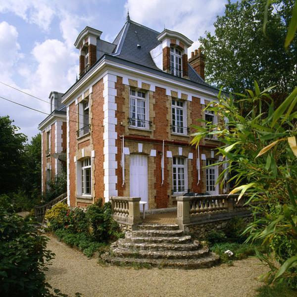 façade antérieure et latérale. C'est cette dernière qui donne sur la Seine