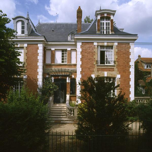 façade principale. la partie gauche est un agrandissement qui date des années 1910