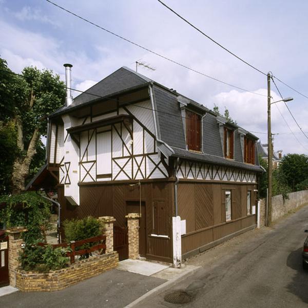 les anciens communs entièrement en bois sont actuellement séparés de la villa