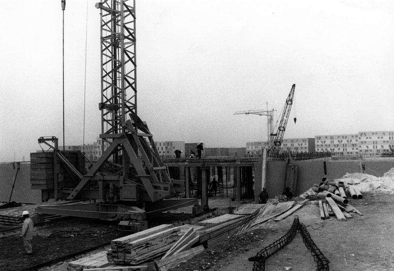 Vue du chantier prise le 17 avril 1973. Au premier plan, une grue posée sur des rails.