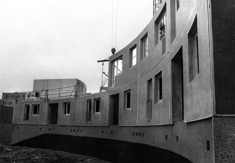 Vue du chantier prise le 17 avril 1973, détail de la mise en place d'une élément de façade préfabriqué (les panneaux comprennent les huisseries et le revêtement de céramique, placé en fond de moule au moment du coulage du béton).