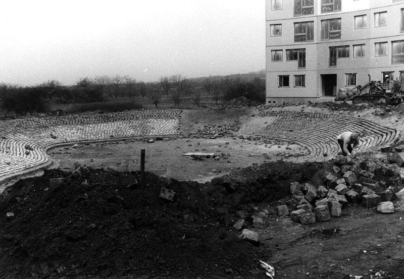 Vue du chantier prise le 17 avril 1973, au niveau de la future place du Bestiaire. Mise en place des pavés de l'enclos destiné à accueillir sur une étendue de sable, le serpent.