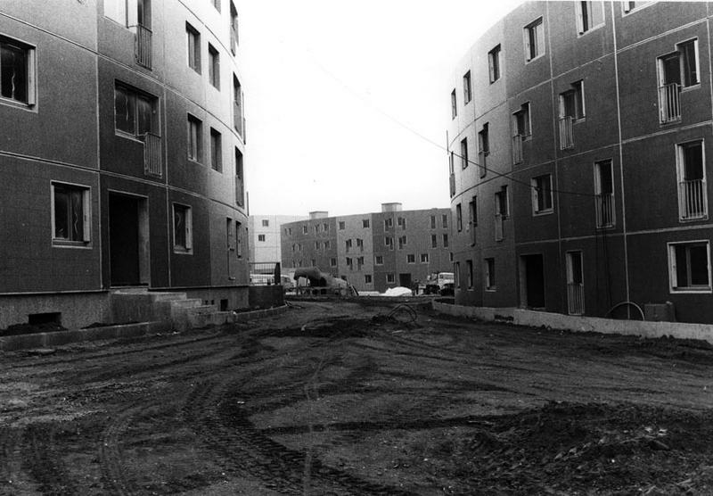 Vue du chantier prise le 17 avril 1973, depuis la première enceinte de la place du Bestiaire, vers la seconde, accueillant l'hippopotame en cours de construction.
