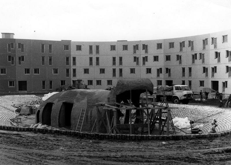 Vue du chantier prise le 17 avril 1973, de la seconde enceinte de la place du Bestiaire. Au premier plan, l'hippopotame conçu par Laurence Rieti, vu de face et son enclos en cours de construction.