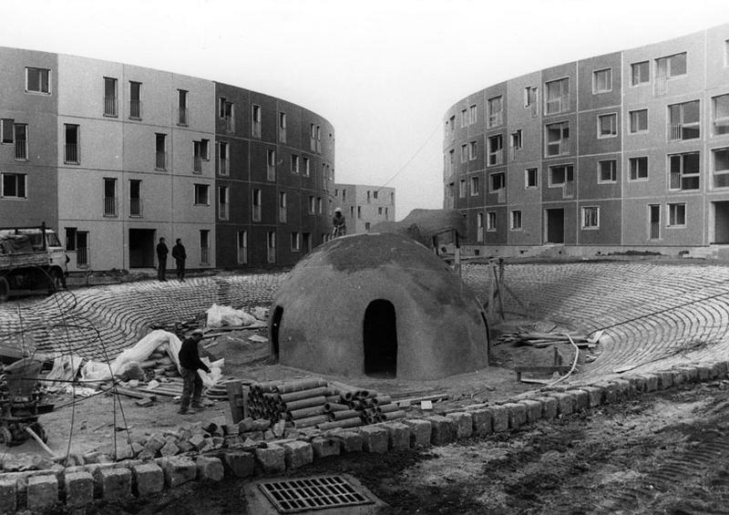 Vue du chantier prise le 17 avril 1973, de la seconde enceinte de la place du Bestiaire. Au premier plan, l'hippopotame vu de dos et son enclos en cours de construction.