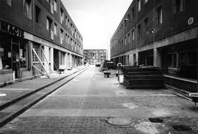 Vue prise en 1976. Passage entre la place du Béguinage et la place des Arcades. De part et d'autres les RDC accueillent des locaux commeciaux encore en chantier.