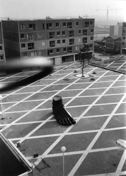 Vue prise en 1976. La place du Pas, depuis le haut d'un immeuble. Au centre, la sculpture conçue par Laurence Rieti d'un pied de près de 8 m, fabriqué en béton époxy moulé.