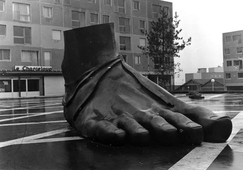 La place du Pas, détail de la sculpture du pied, vu de face.