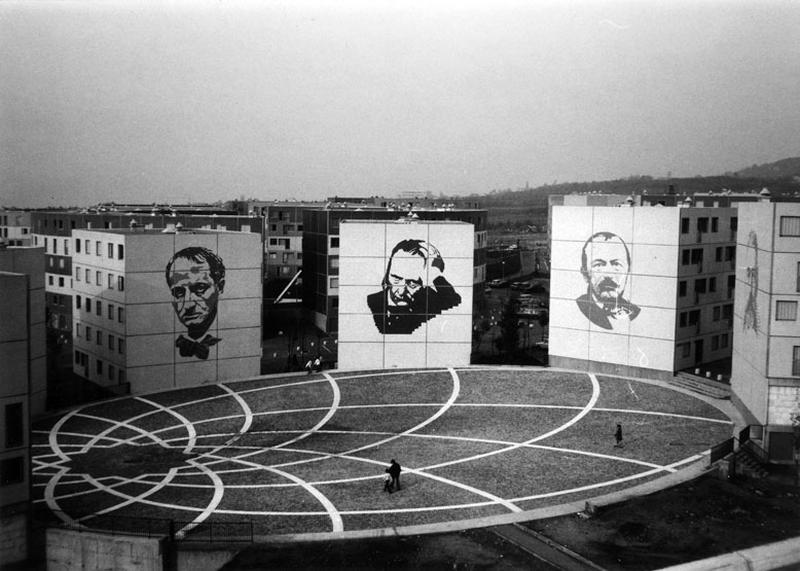 Vue d'ensemble de la place de la Coquille. Les portaits, de gauche à droite de Baudelaire, Victor Hugo, Gérard de Nerval et Mallarmé.