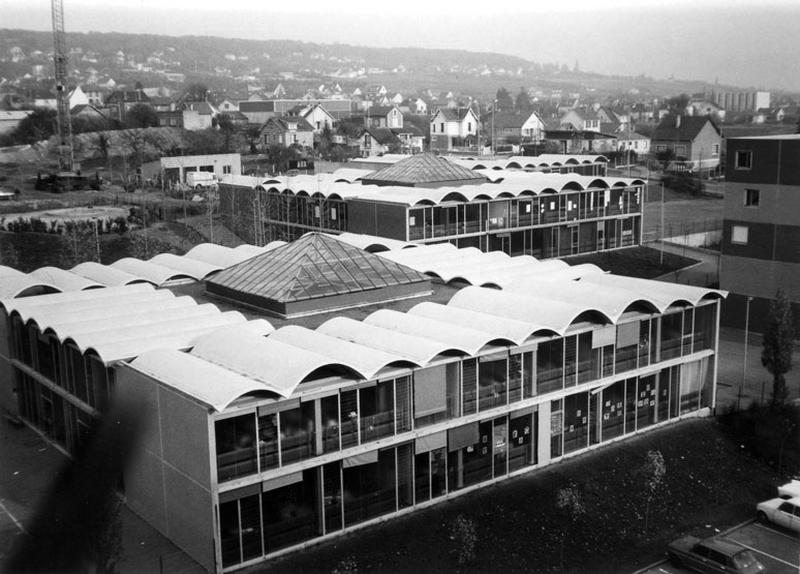 Vue d'ensemble depuis le haut d'un des immeubles de la cité des trois corps de bâtiments principaux des écoles.