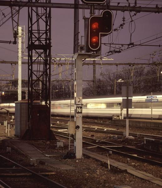 La gare et ses voies ferrées : la gare voyageurs traversée par un train express du réseau P.O.