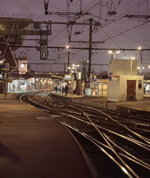 La gare et ses voies ferrées : la gare voyageurs côté réseau P.O.