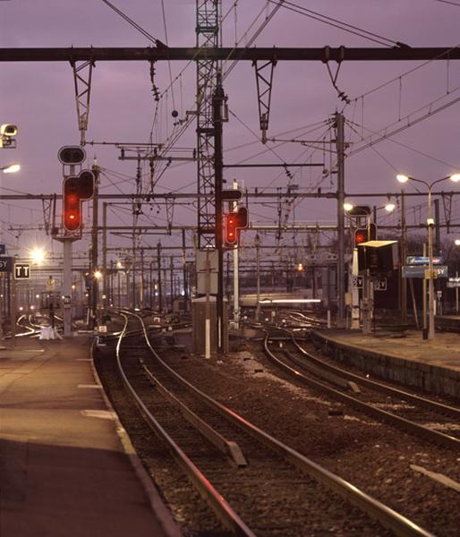 La gare et ses voies ferrées : les voies de la gare voyageurs.