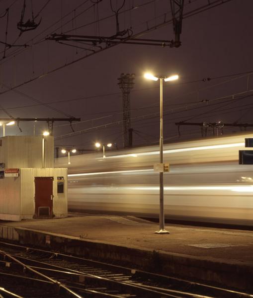 La gare et ses voies ferrées : la gare voyageurs au passage d'un express sur le réseau P.O.