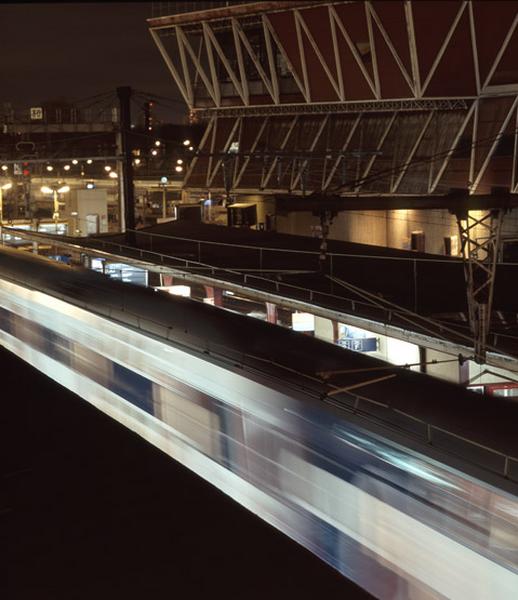 La gare et ses voies ferrées : la gare voyageurs au passage d'un express sur le réseau P.O..