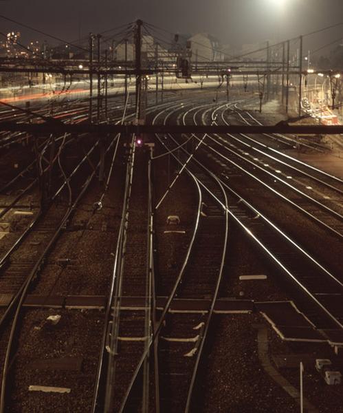 La gare et ses voies ferrées : la sortie sud du réseau P.O. de la gare au passage d'un train express.