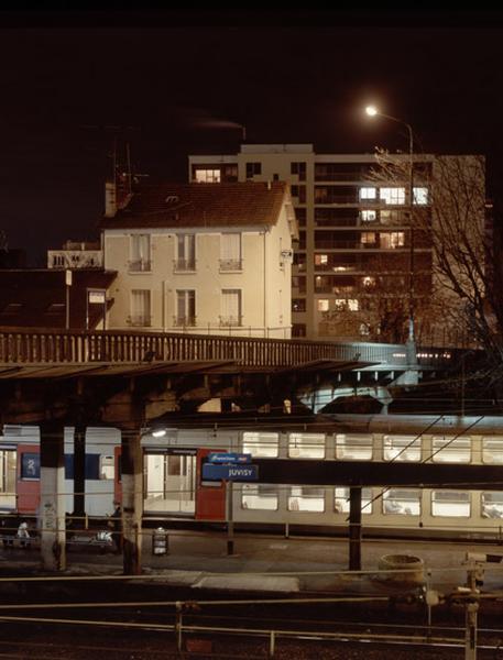 La gare et ses voies ferrées : les quais de la gare voyageurs et le pont routier enjambant les voies.